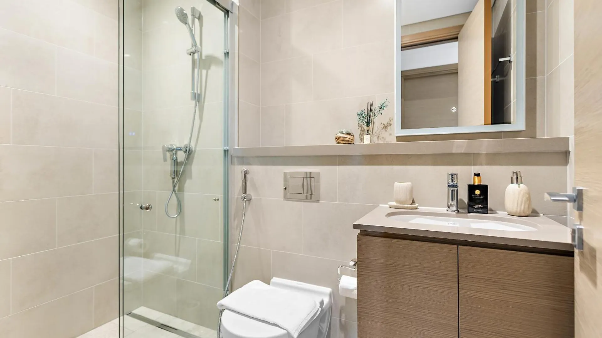 Brand New 1 Bedroom + Office - Perfect For Work Dubai Daire